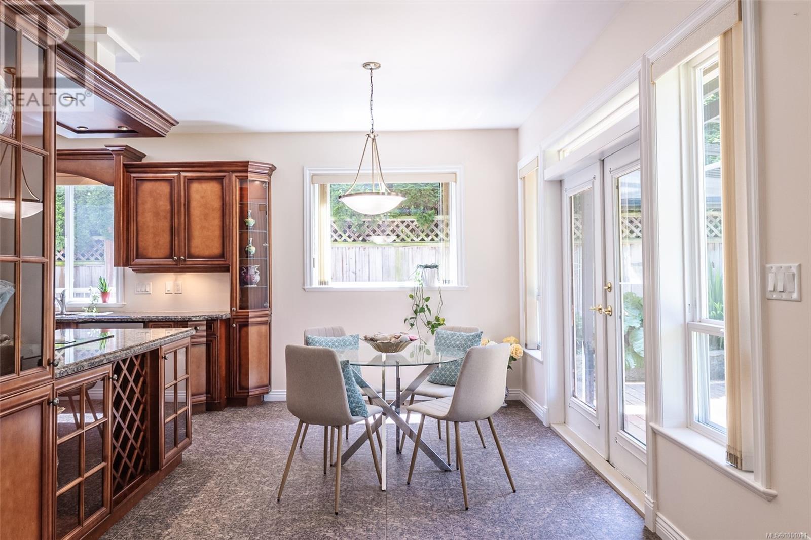 4252 Oakview Close, Saanich, British Columbia  V8N 6M8 - Photo 10 - 1001091