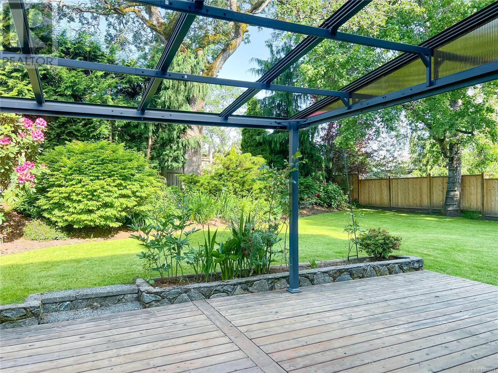 4252 Oakview Close, Saanich, British Columbia  V8N 6M8 - Photo 37 - 1001091