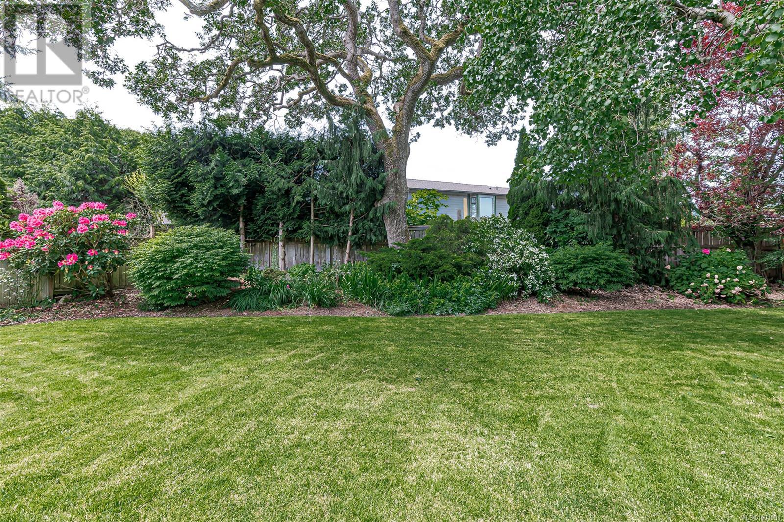 4252 Oakview Close, Saanich, British Columbia  V8N 6M8 - Photo 38 - 1001091