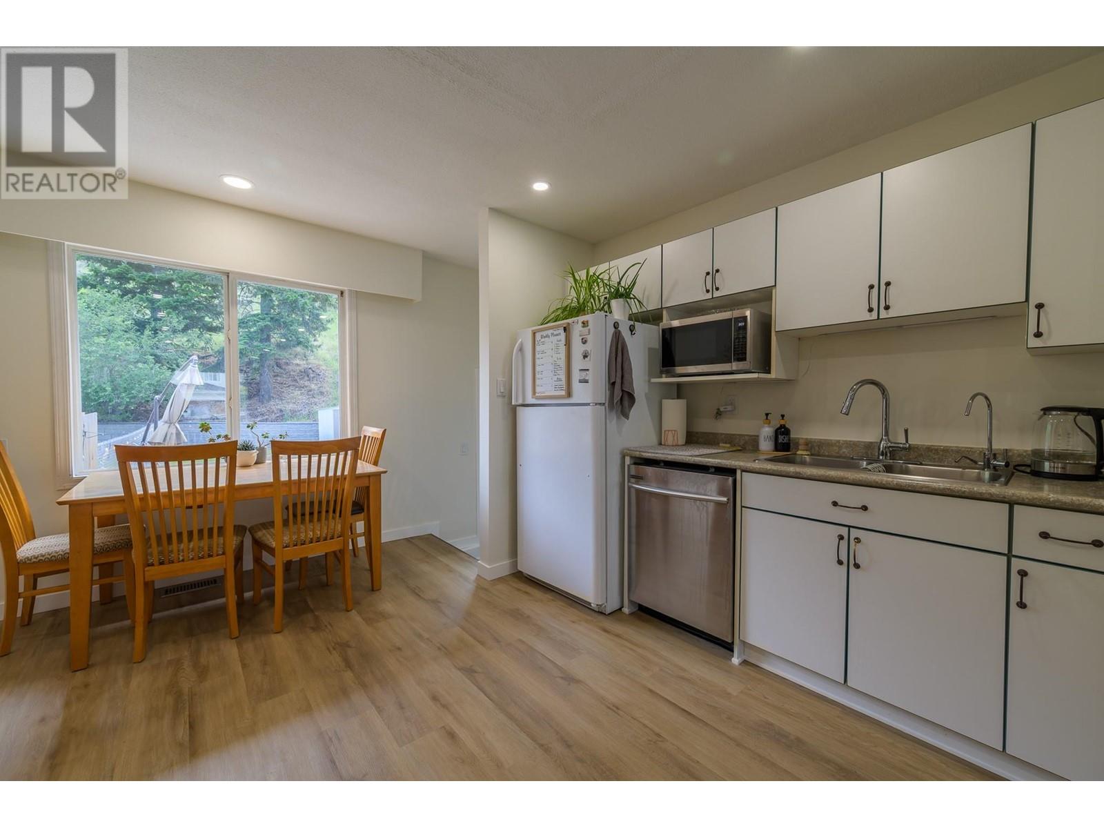 Property at 2257/2259 Valleyview Drive image 5