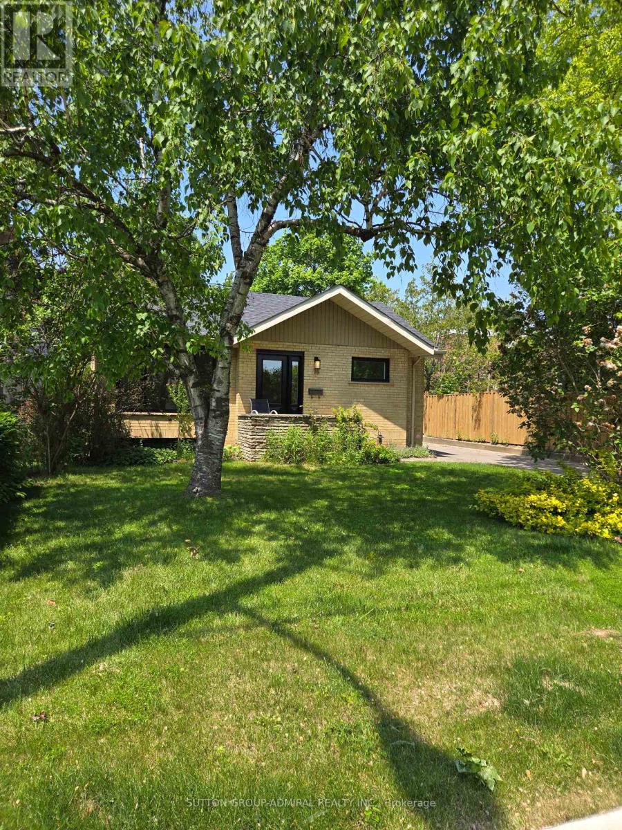 16 Fleetwell Court, Toronto (Willowdale West), Ontario  M2R 1L3 - Photo 2 - C12008786
