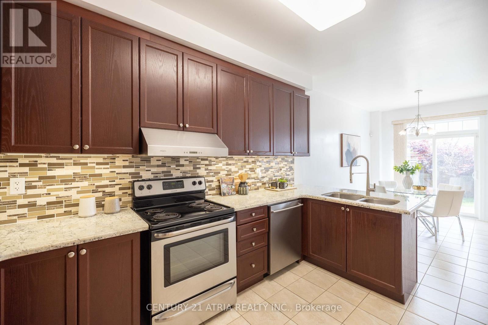 23 Staglin Court, Markham, Ontario  L6C 0K8 - Photo 10 - N12190401