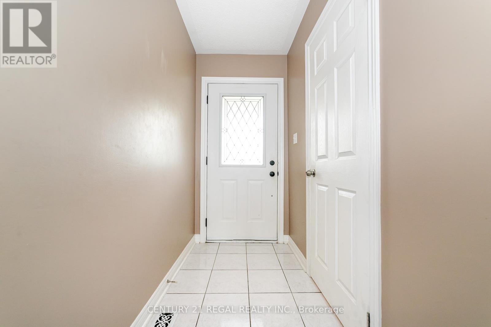 27 Katrina Court, Toronto (Rustic), Ontario  M6L 3G3 - Photo 6 - W12190409