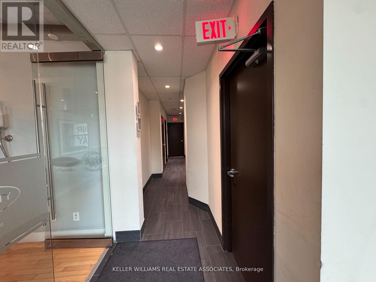 203 - 125 Lakeshore Road E, Mississauga, Ontario  L5G 1E5 - Photo 8 - W12045516