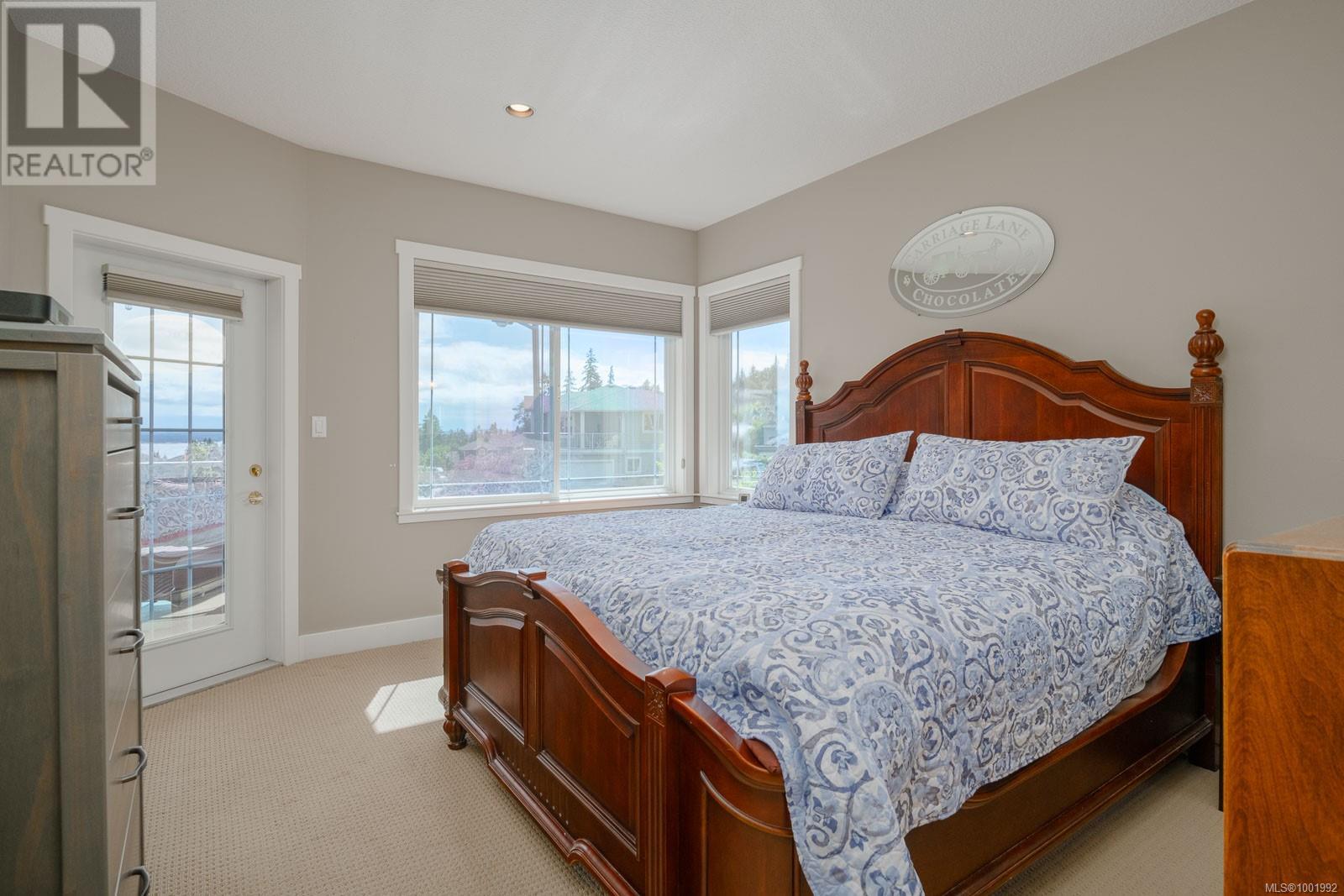 Property at 530 Douglas Pl image 3