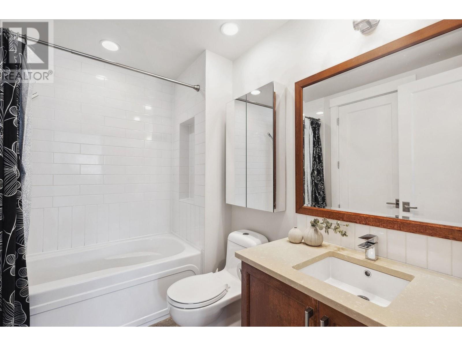 209 6688 Royal Avenue, West Vancouver, British Columbia  V7W 2B9 - Photo 14 - R3010025