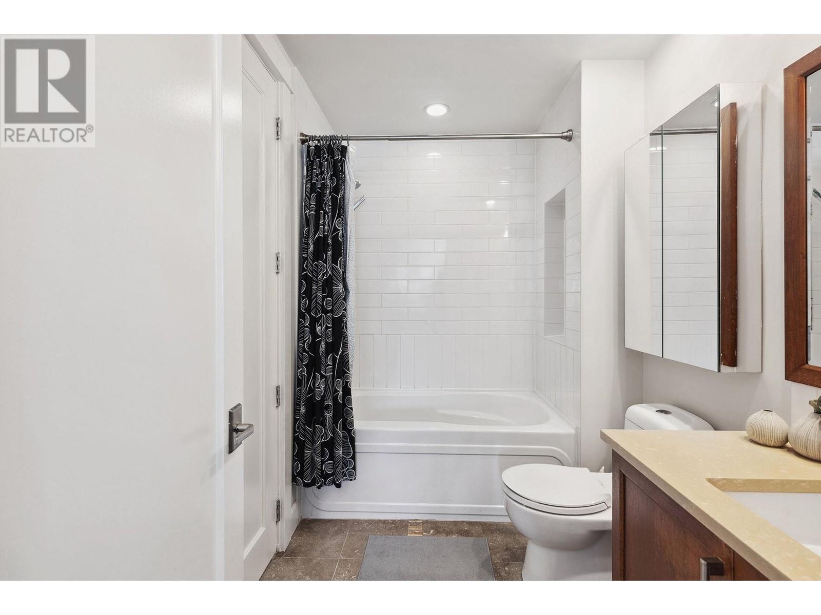 209 6688 Royal Avenue, West Vancouver, British Columbia  V7W 2B9 - Photo 16 - R3010025