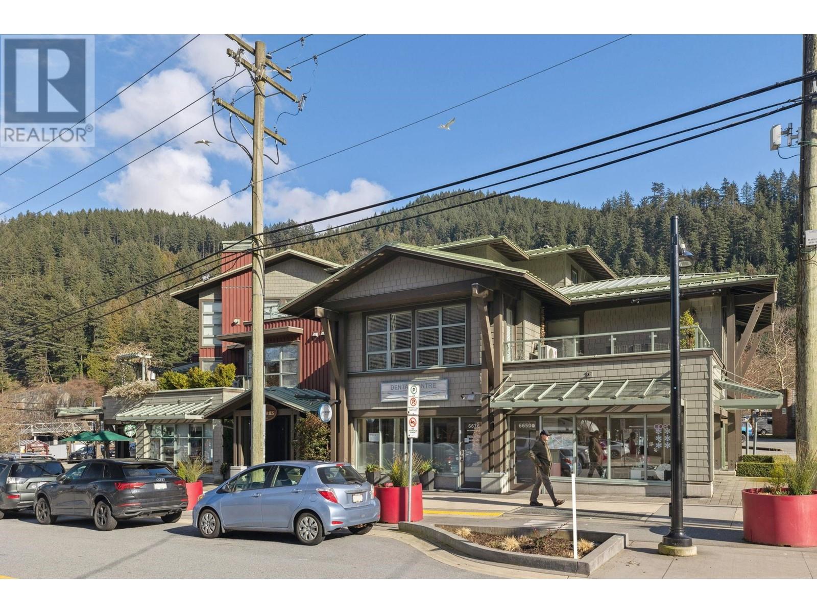 209 6688 Royal Avenue, West Vancouver, British Columbia  V7W 2B9 - Photo 2 - R3010025