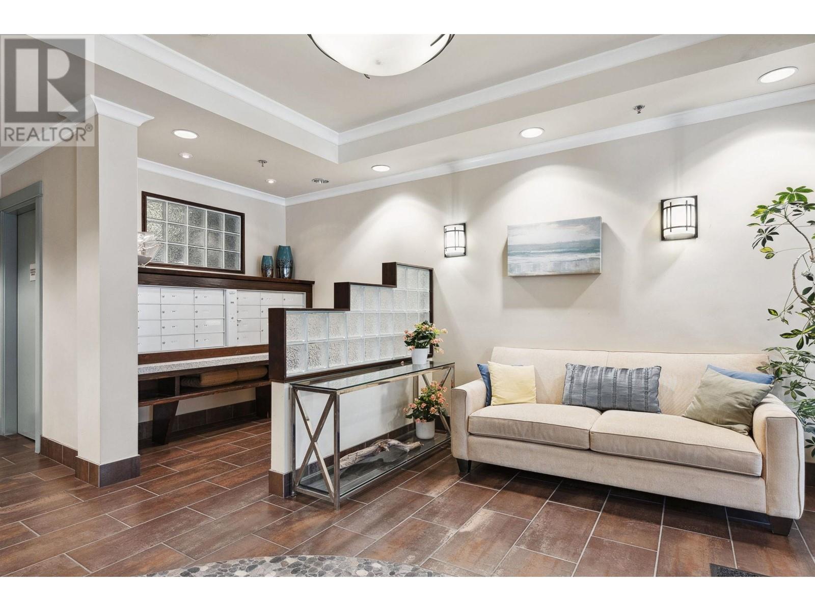 209 6688 Royal Avenue, West Vancouver, British Columbia  V7W 2B9 - Photo 4 - R3010025