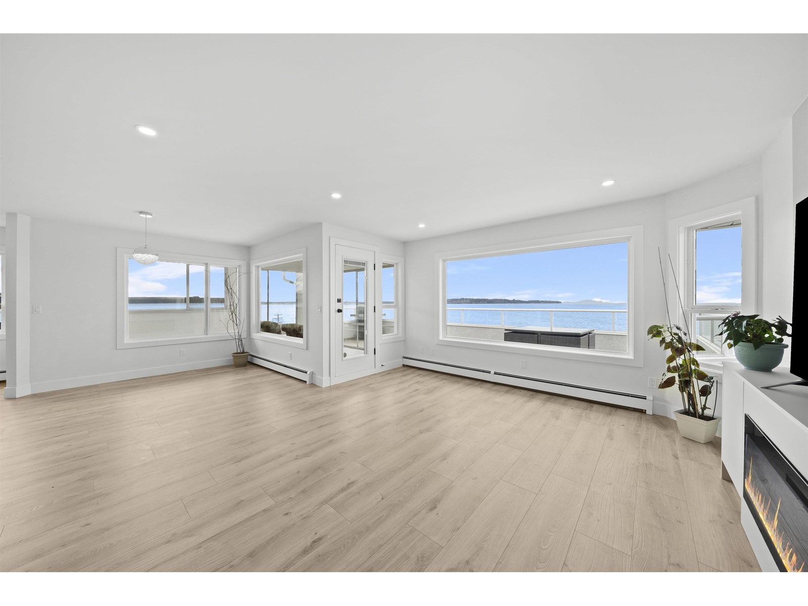 Property at 15452 VICTORIA AVENUE image 2