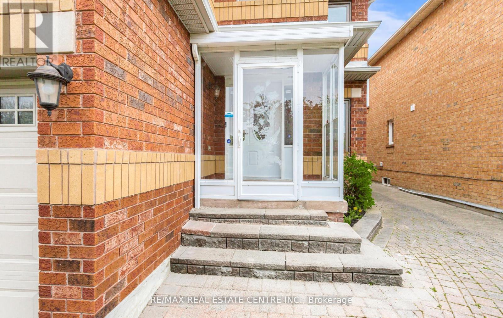 1731 Riverbrook Crescent, Mississauga, Ontario  L5M 6A1 - Photo 2 - W12190543