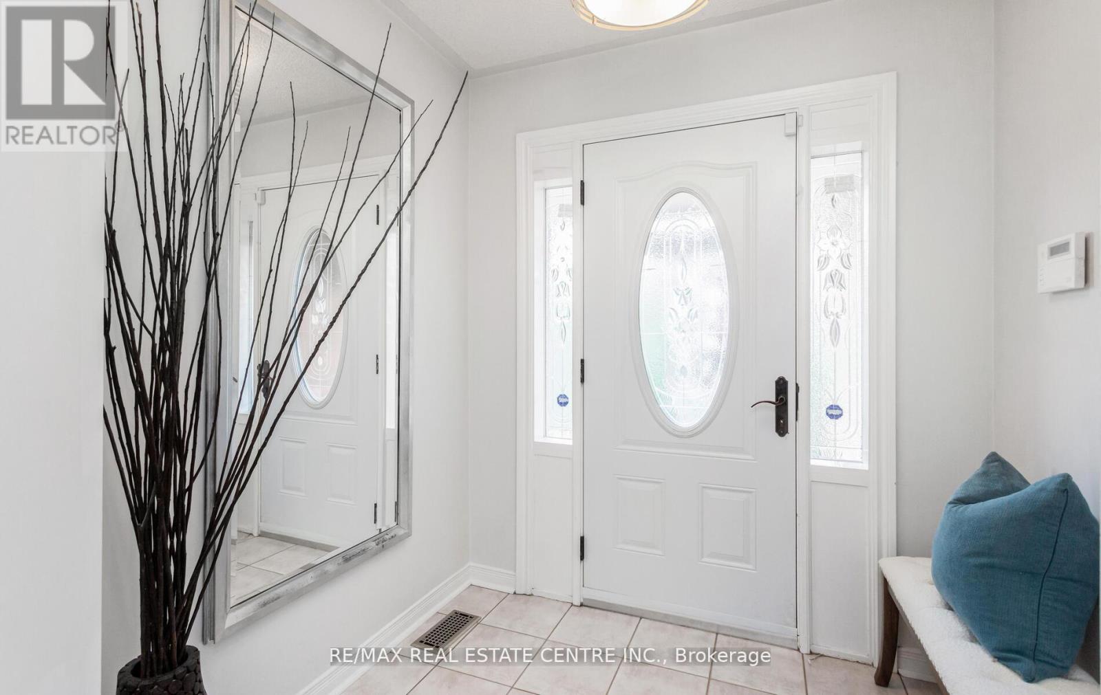 1731 Riverbrook Crescent, Mississauga, Ontario  L5M 6A1 - Photo 3 - W12190543