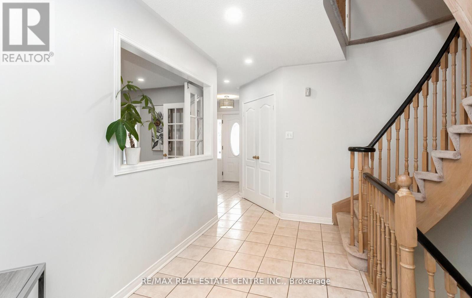 1731 Riverbrook Crescent, Mississauga, Ontario  L5M 6A1 - Photo 4 - W12190543