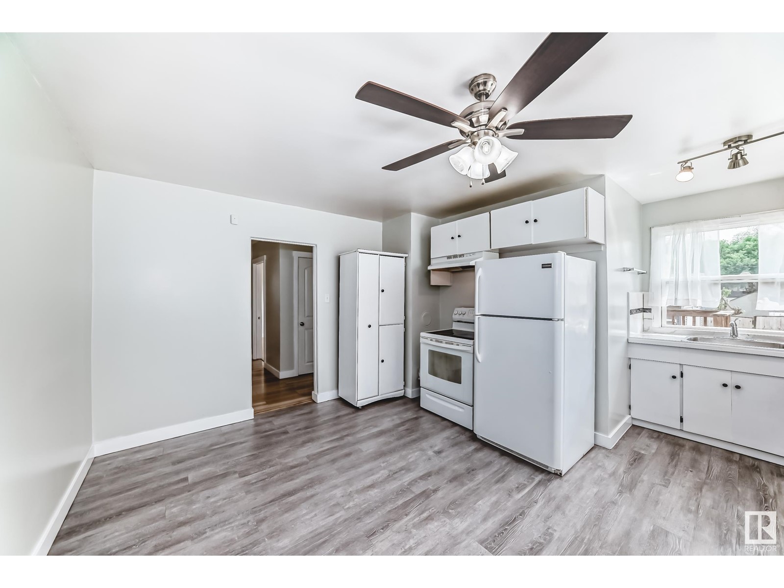 Property at 11825 42 ST NW image 2