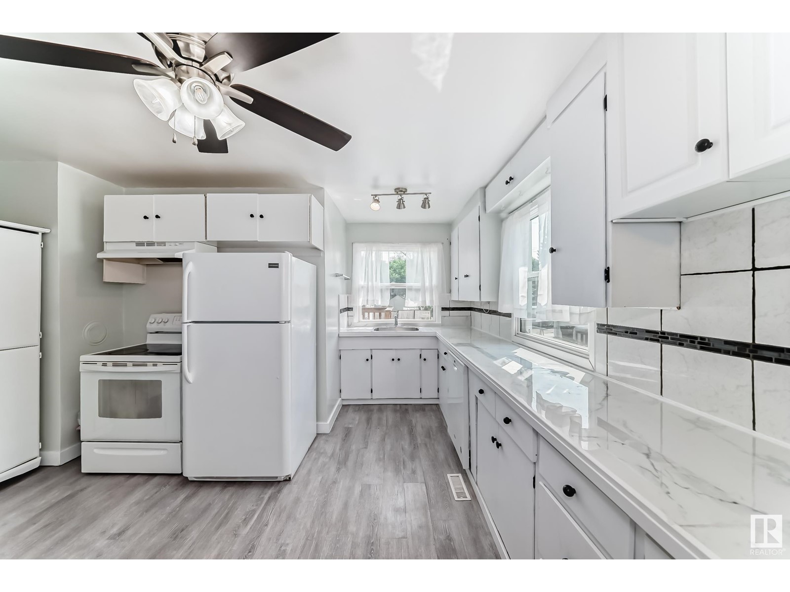 Property at 11825 42 ST NW image 3