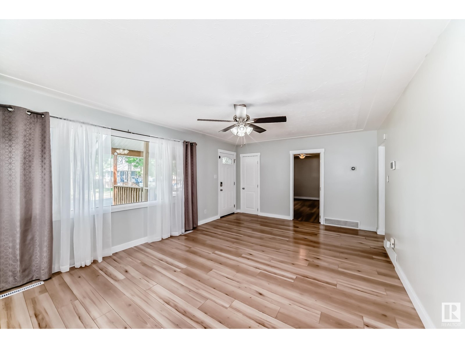 Property at 11825 42 ST NW image 5