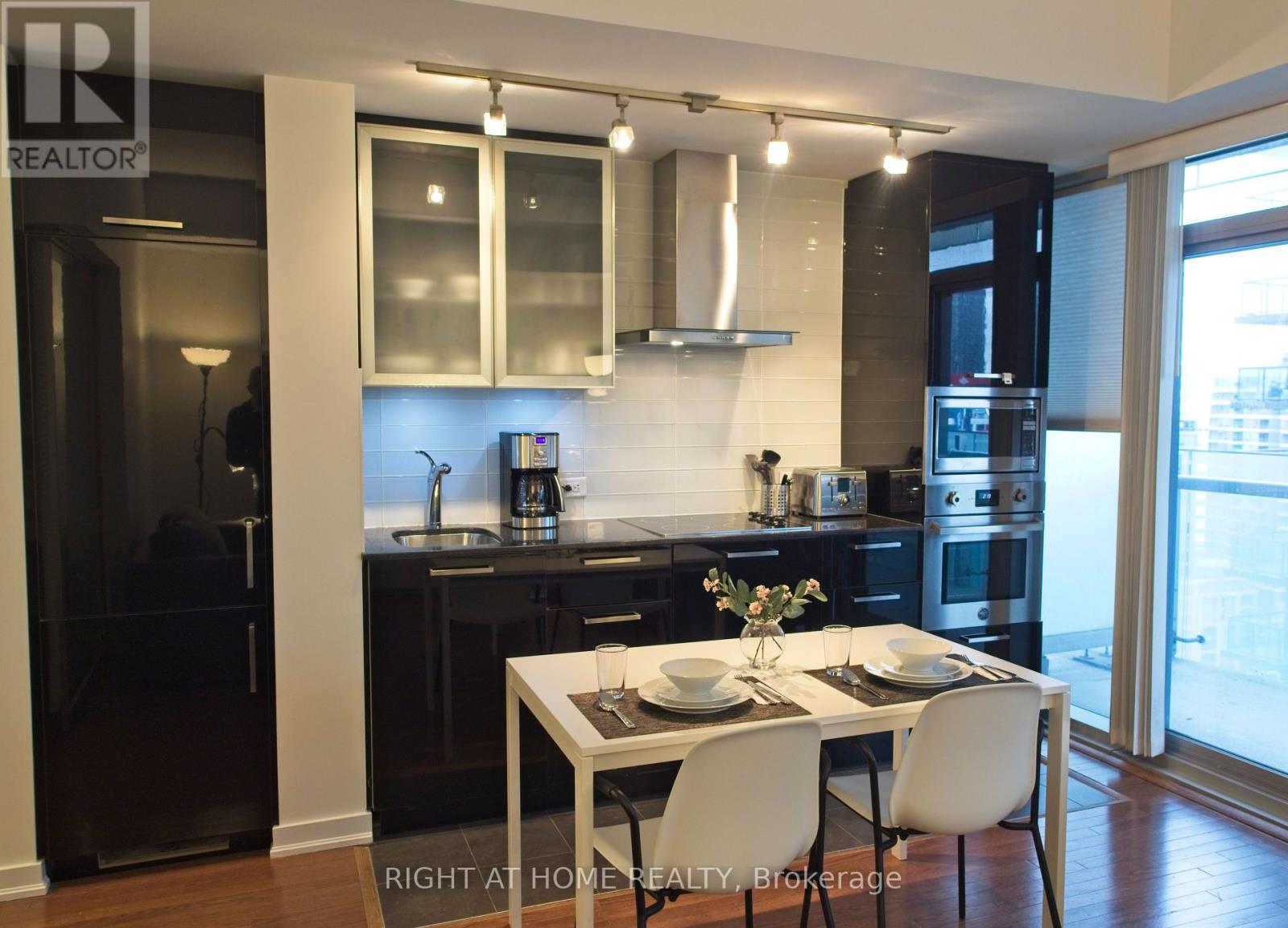 1905 - 12 York Street, Toronto (Waterfront Communities), Ontario  M5J 0A9 - Photo 4 - C12190596