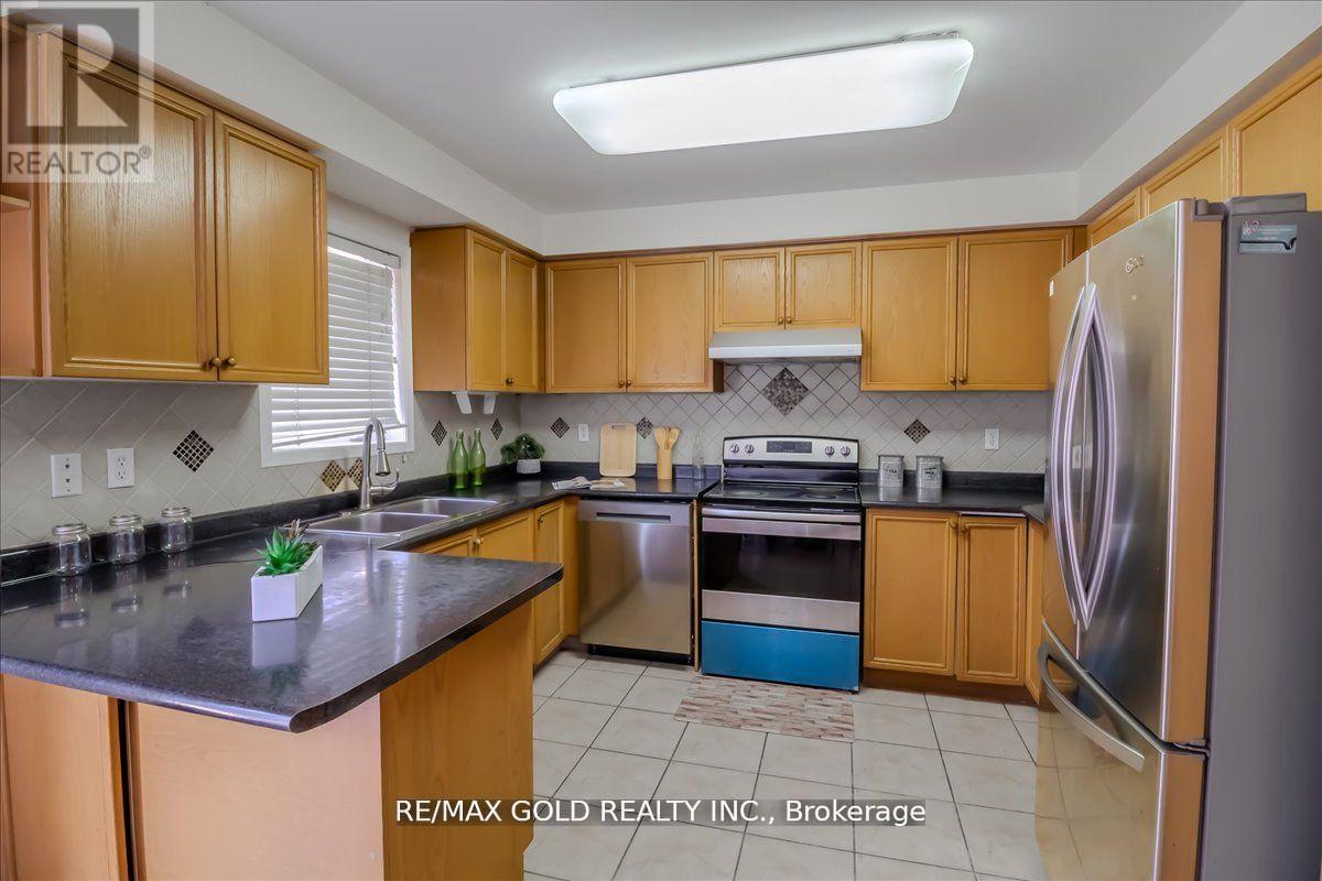49 Seaside Circle, Brampton (Sandringham-Wellington), Ontario  L6R 2G7 - Photo 11 - W12190586