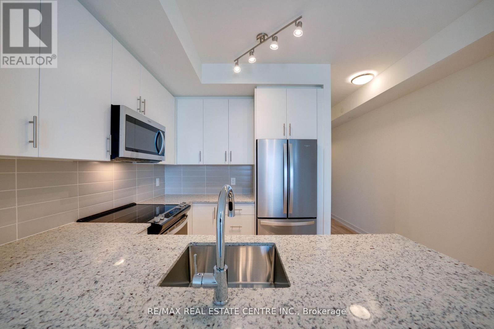 909 - 335 Wheat Boom Drive, Oakville, Ontario  L6H 0R3 - Photo 5 - W12190613
