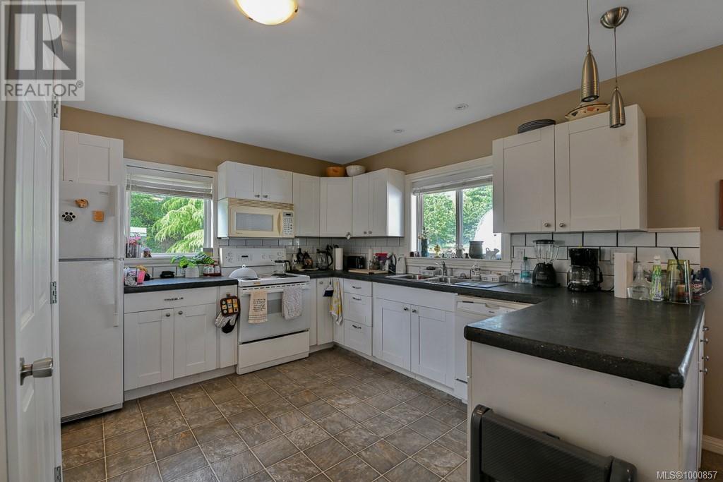 Property at 1441/1445 Montrose Ave image 3
