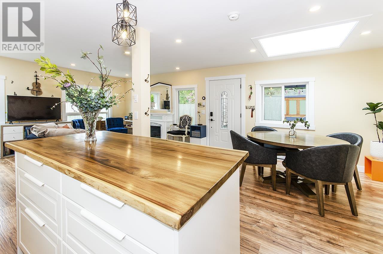 401 Raindance Crescent, West Vancouver, British Columbia  V7P 1C1 - Photo 8 - R3010137