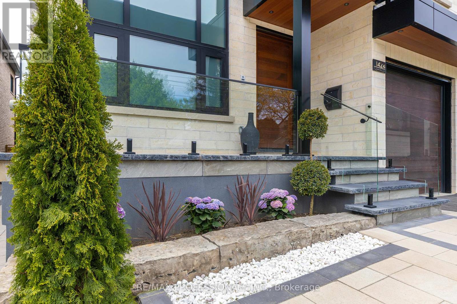 1424 Northmount Avenue, Mississauga, Ontario  L5E 1Y6 - Photo 3 - W12190658