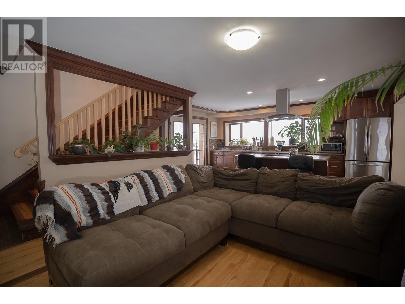 Property at 299 SEYMOUR Street W image 5