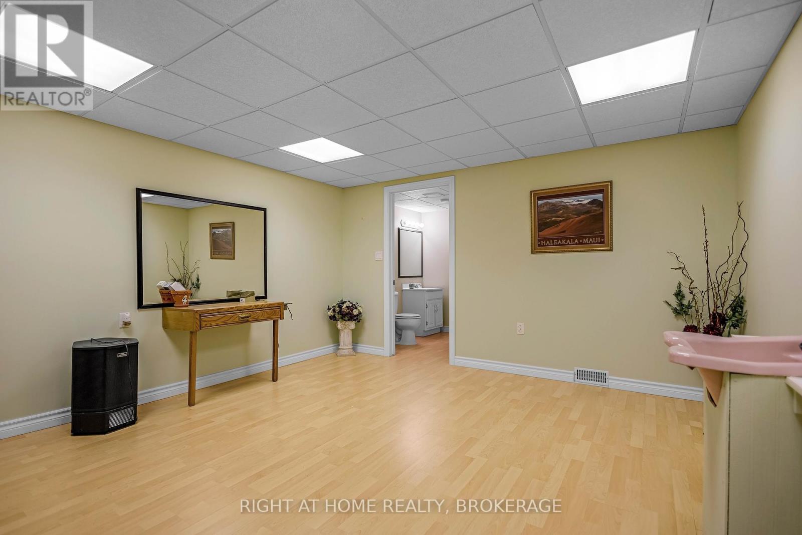 1054 Augustus Drive, Burlington, Ontario  L7S 2L1 - Photo 37 - W12190721
