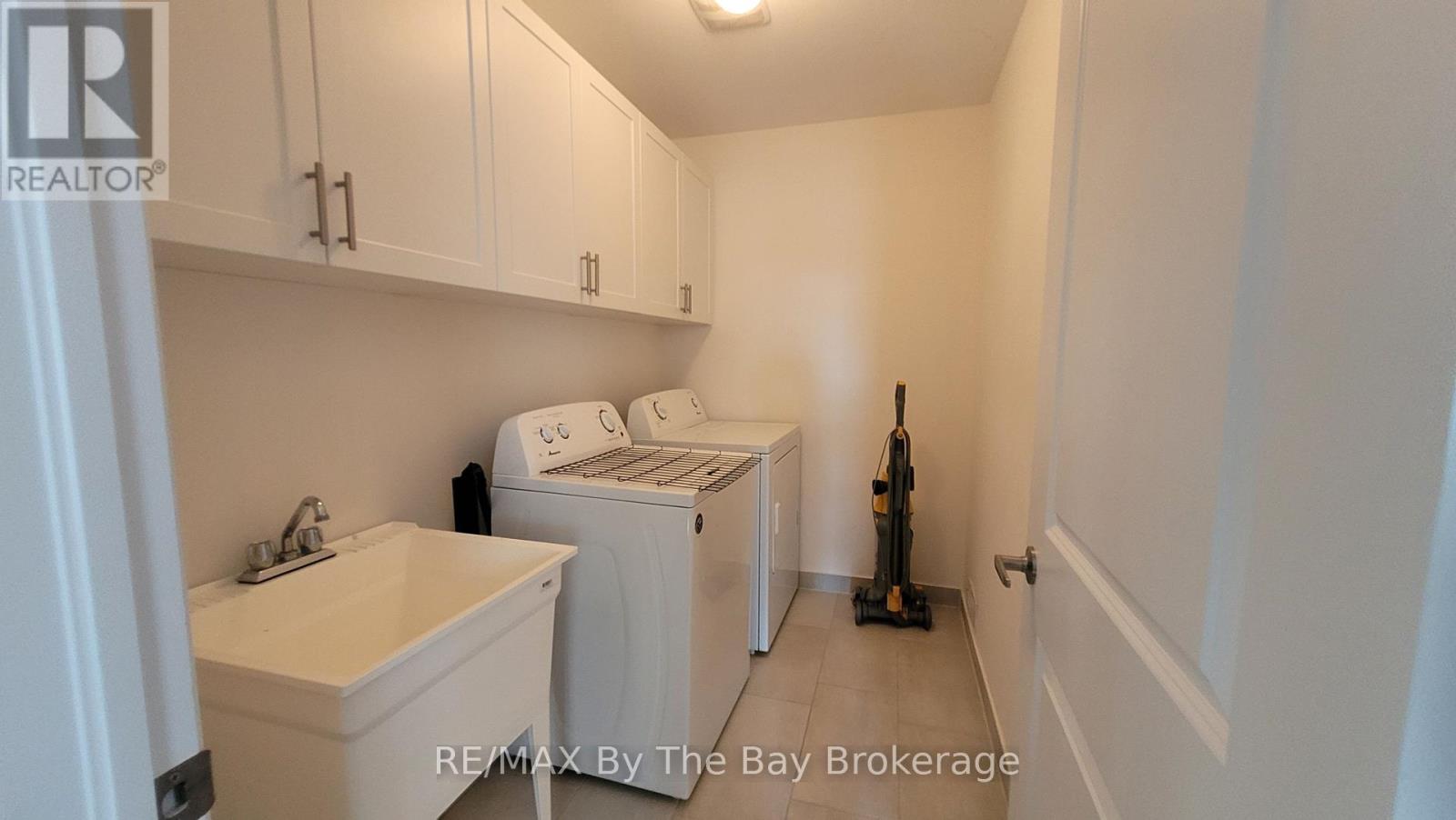 218 Roy Drive, Clearview, Ontario  L0M 1S0 - Photo 12 - S12190751