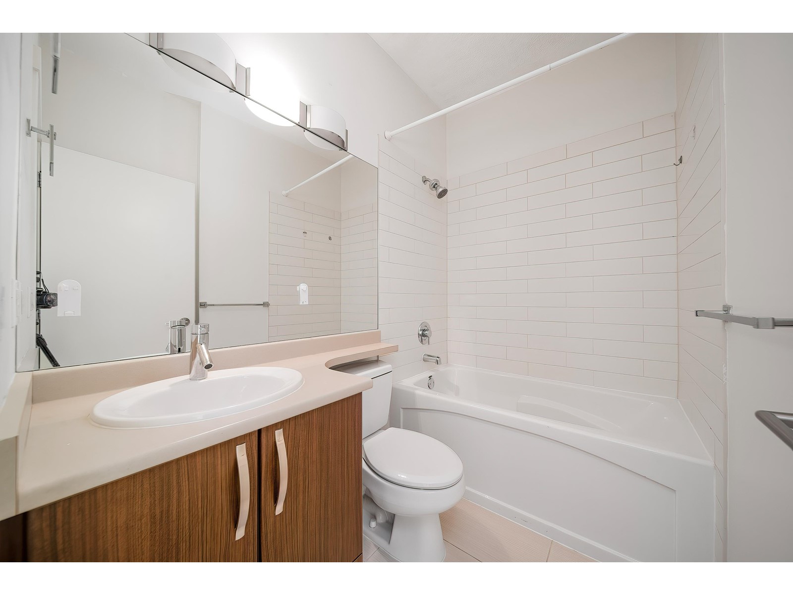 402 13555 Gateway Drive, Surrey, British Columbia  V3T 0B5 - Photo 11 - R3010218