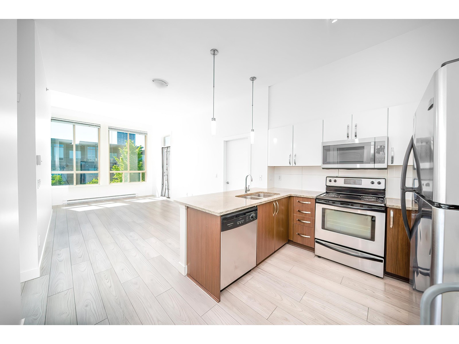 402 13555 Gateway Drive, Surrey, British Columbia  V3T 0B5 - Photo 2 - R3010218