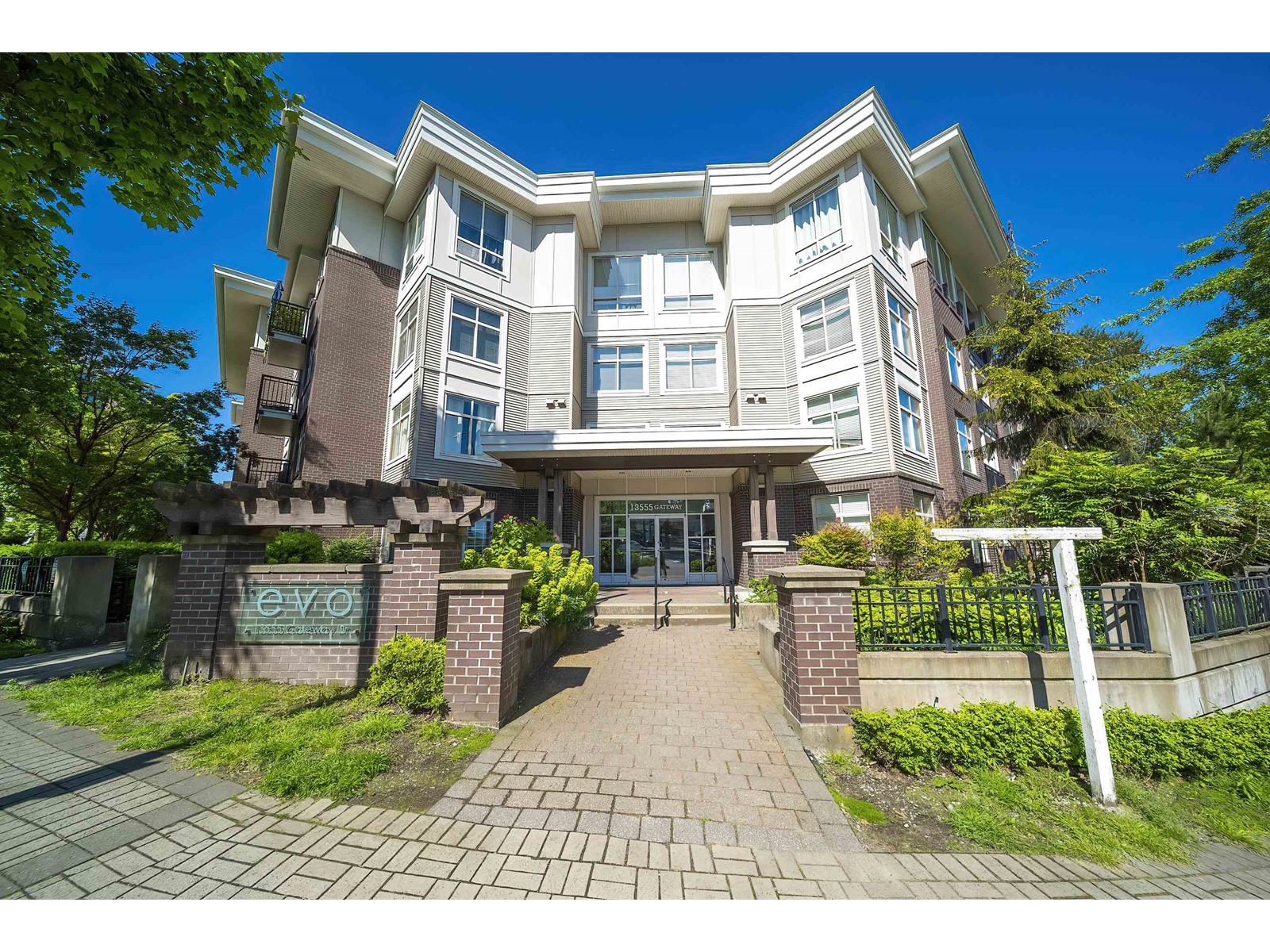 402 13555 GATEWAY DRIVE, surrey, British Columbia