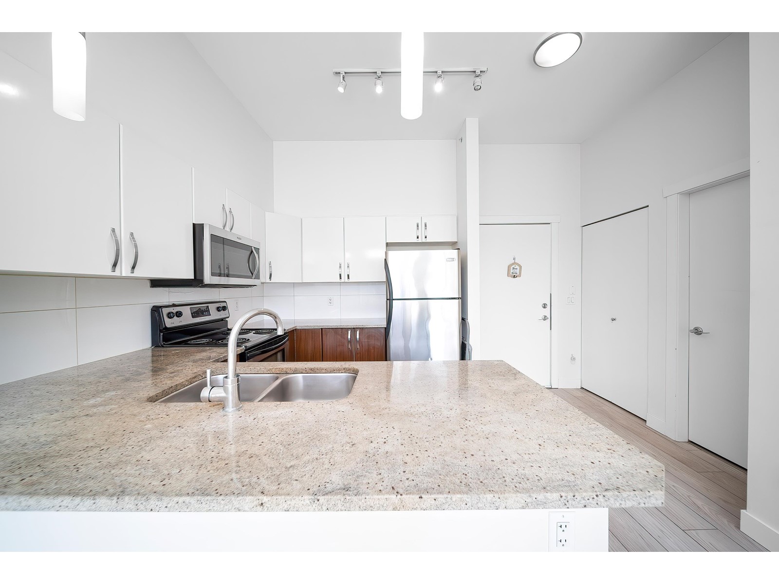 402 13555 Gateway Drive, Surrey, British Columbia  V3T 0B5 - Photo 4 - R3010218
