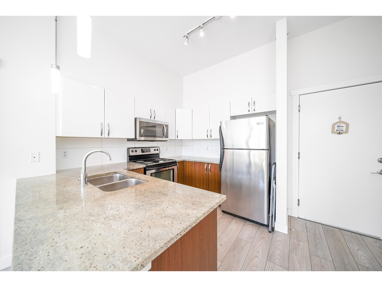 402 13555 Gateway Drive, Surrey, British Columbia  V3T 0B5 - Photo 3 - R3010218