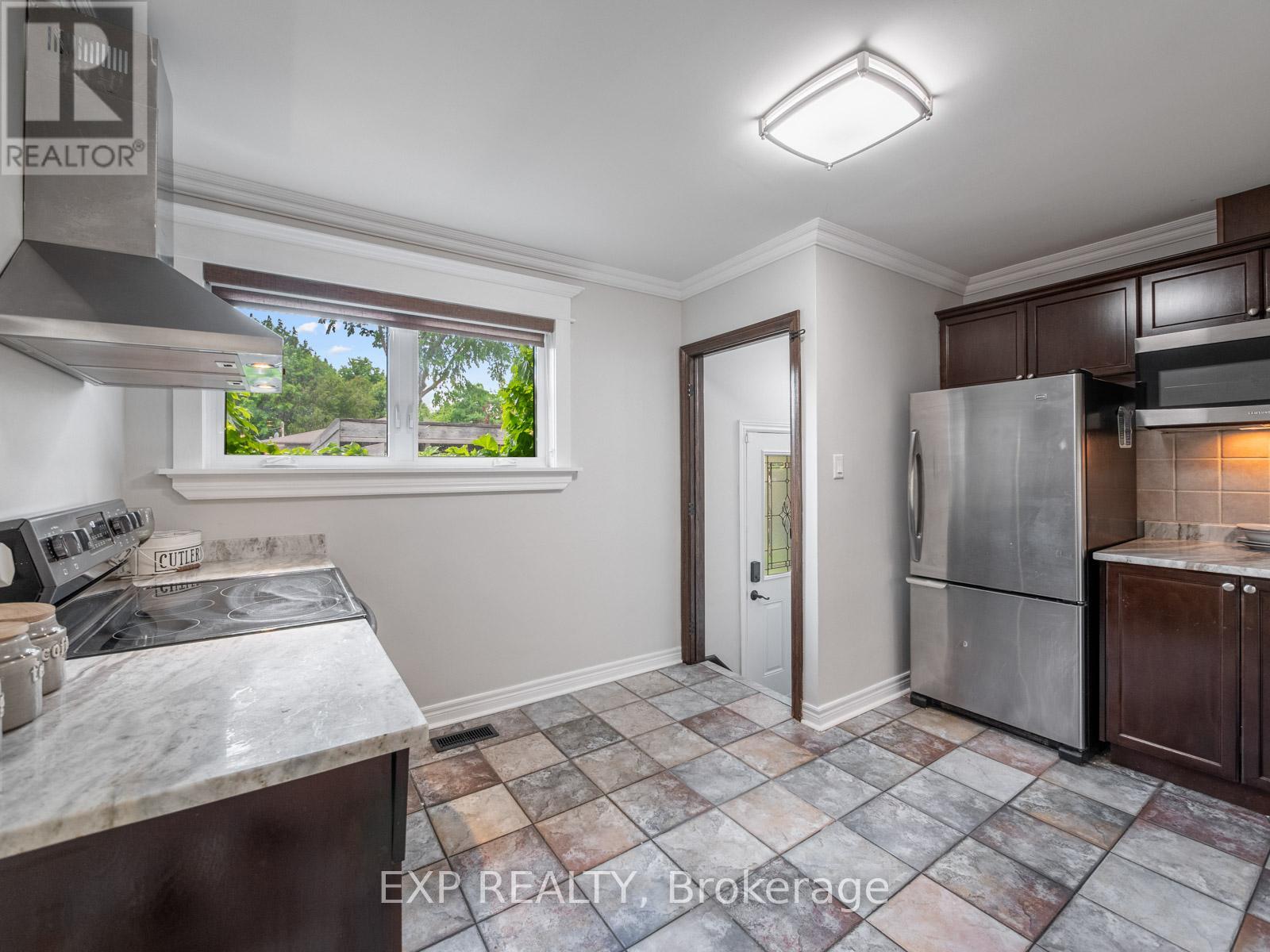 210 Ashlar Road, Richmond Hill, Ontario  L4C 2W6 - Photo 13 - N12190563