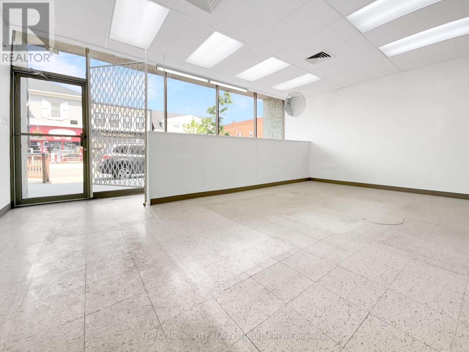 170-172 Raglan Street S, Renfrew, Ontario  K7V 1R1 - Photo 3 - X12190758