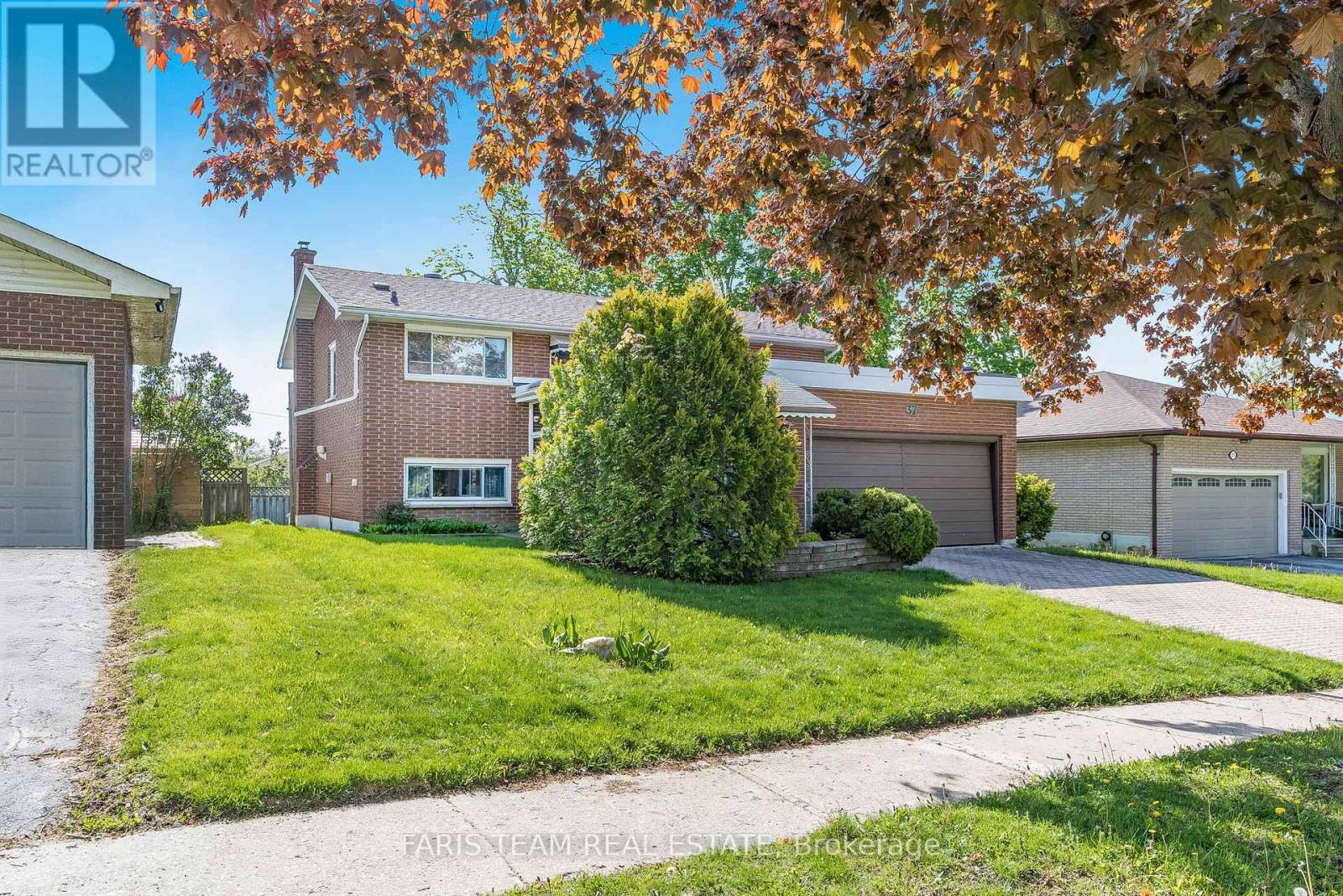 37 Varden Avenue, Barrie, Ontario  L4M 4P2 - Photo 2 - S12150590