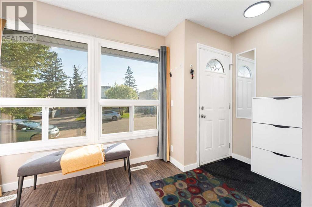 Property at 12 Falmead Bay NE image 3