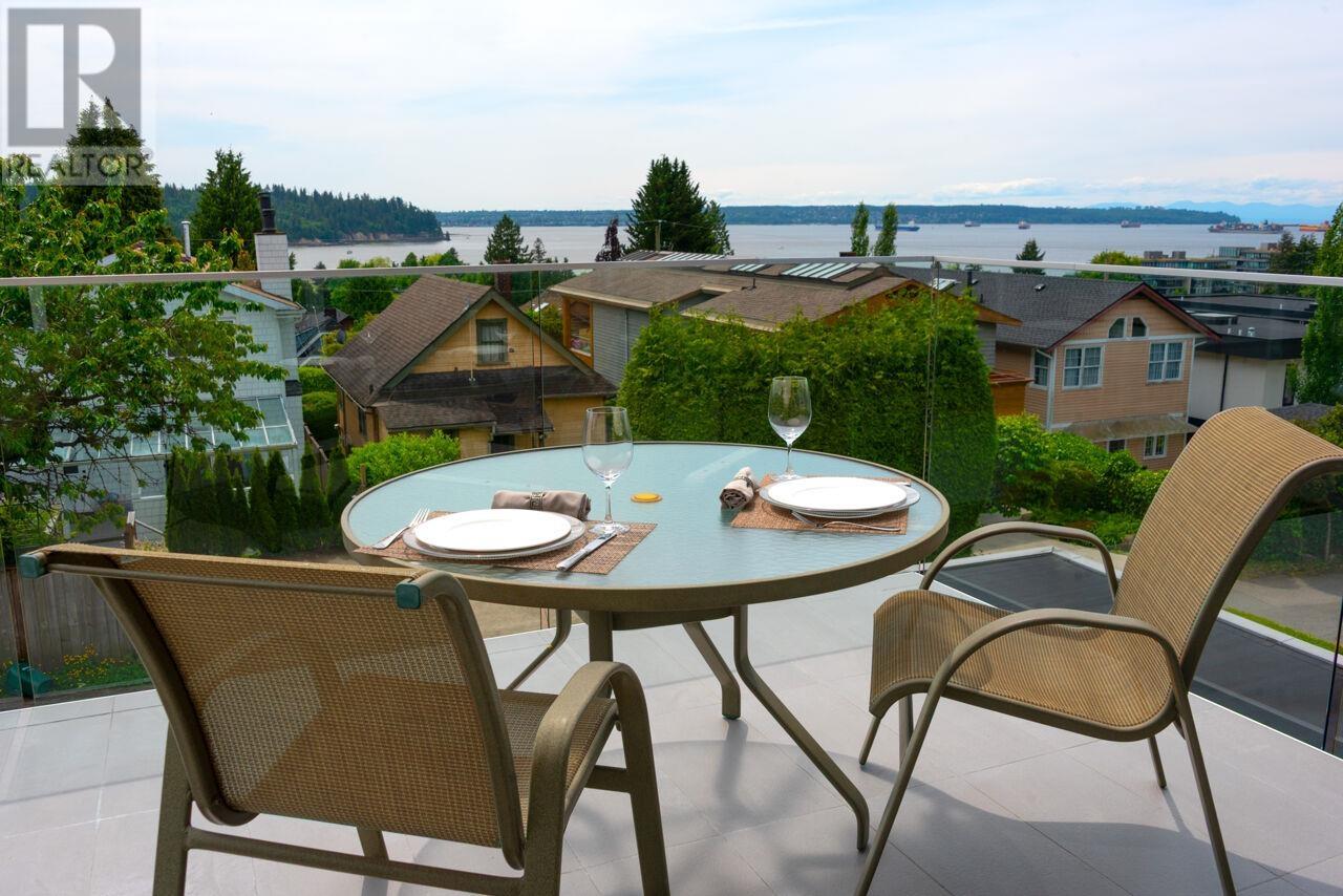 1168 Esquimalt Avenue, West Vancouver, British Columbia  V7T 1K1 - Photo 12 - R3010355