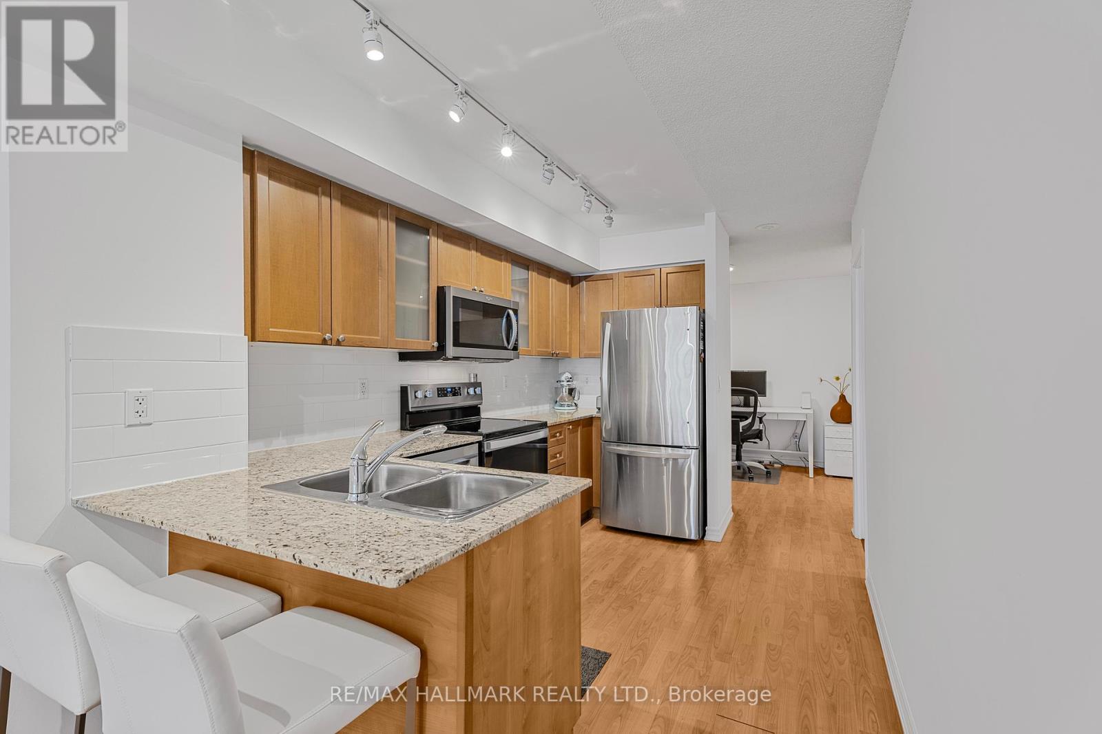 1403 - 761 Bay Street, Toronto, Ontario  M5G 2R2 - Photo 8 - C12189614