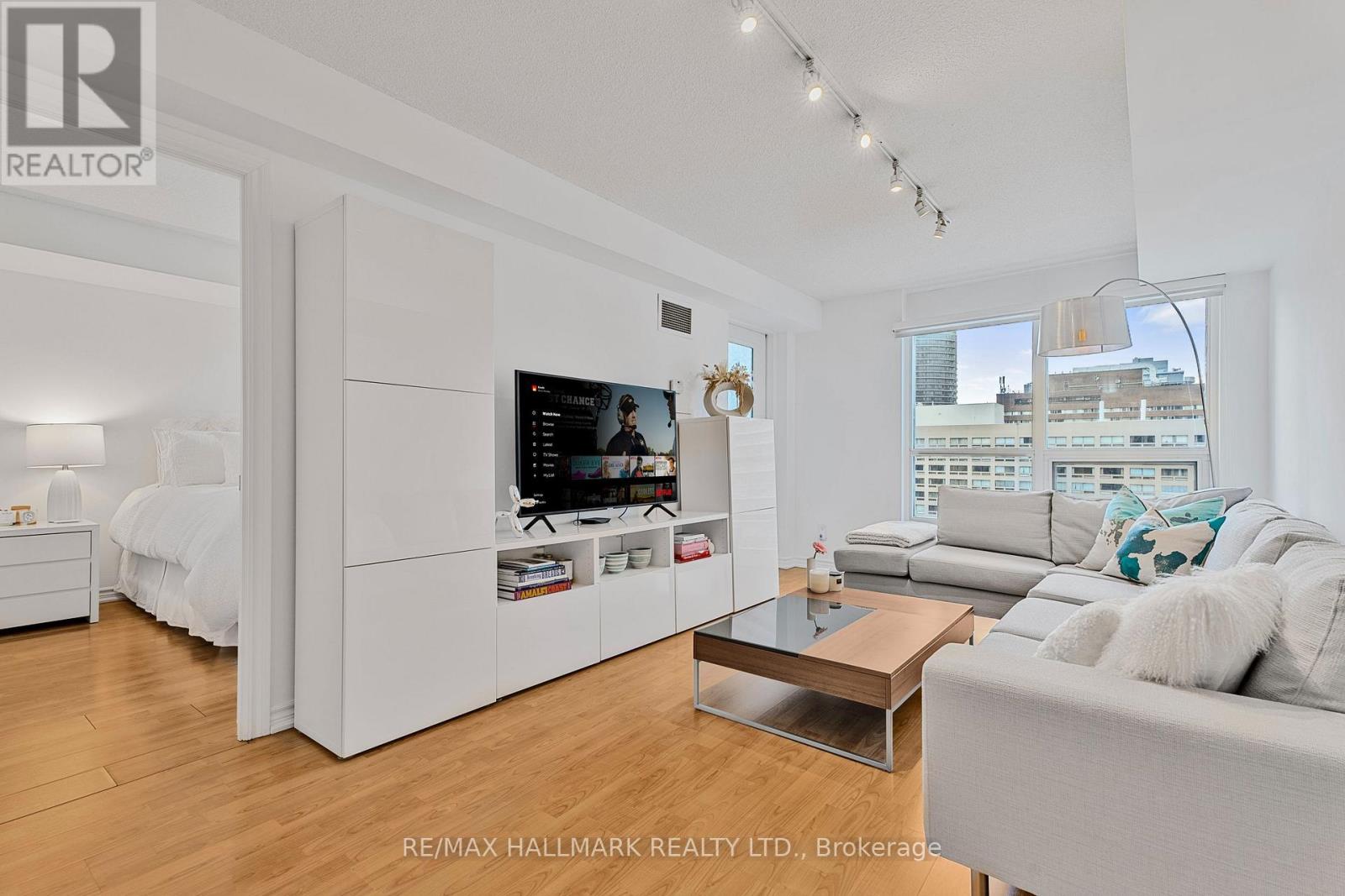 1403 - 761 Bay Street, Toronto, Ontario  M5G 2R2 - Photo 3 - C12189614