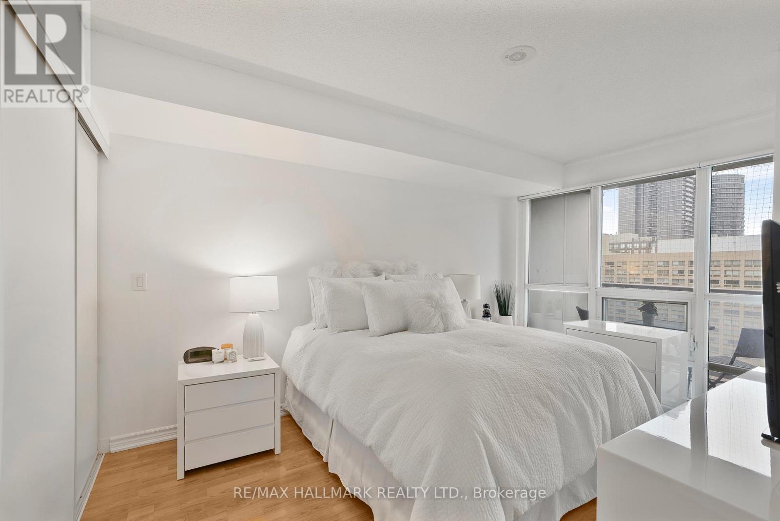 1403 - 761 Bay Street, Toronto, Ontario  M5G 2R2 - Photo 12 - C12189614