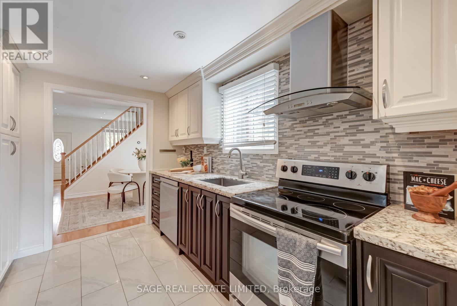 17 Hugo Avenue, Toronto, Ontario  M6P 3T3 - Photo 10 - W12190914