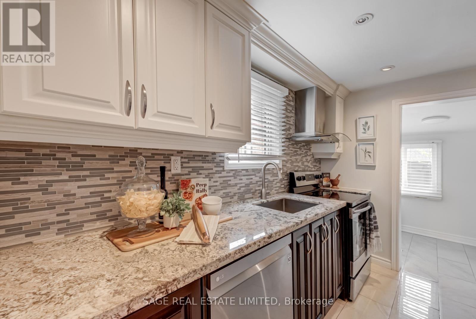17 Hugo Avenue, Toronto, Ontario  M6P 3T3 - Photo 8 - W12190914