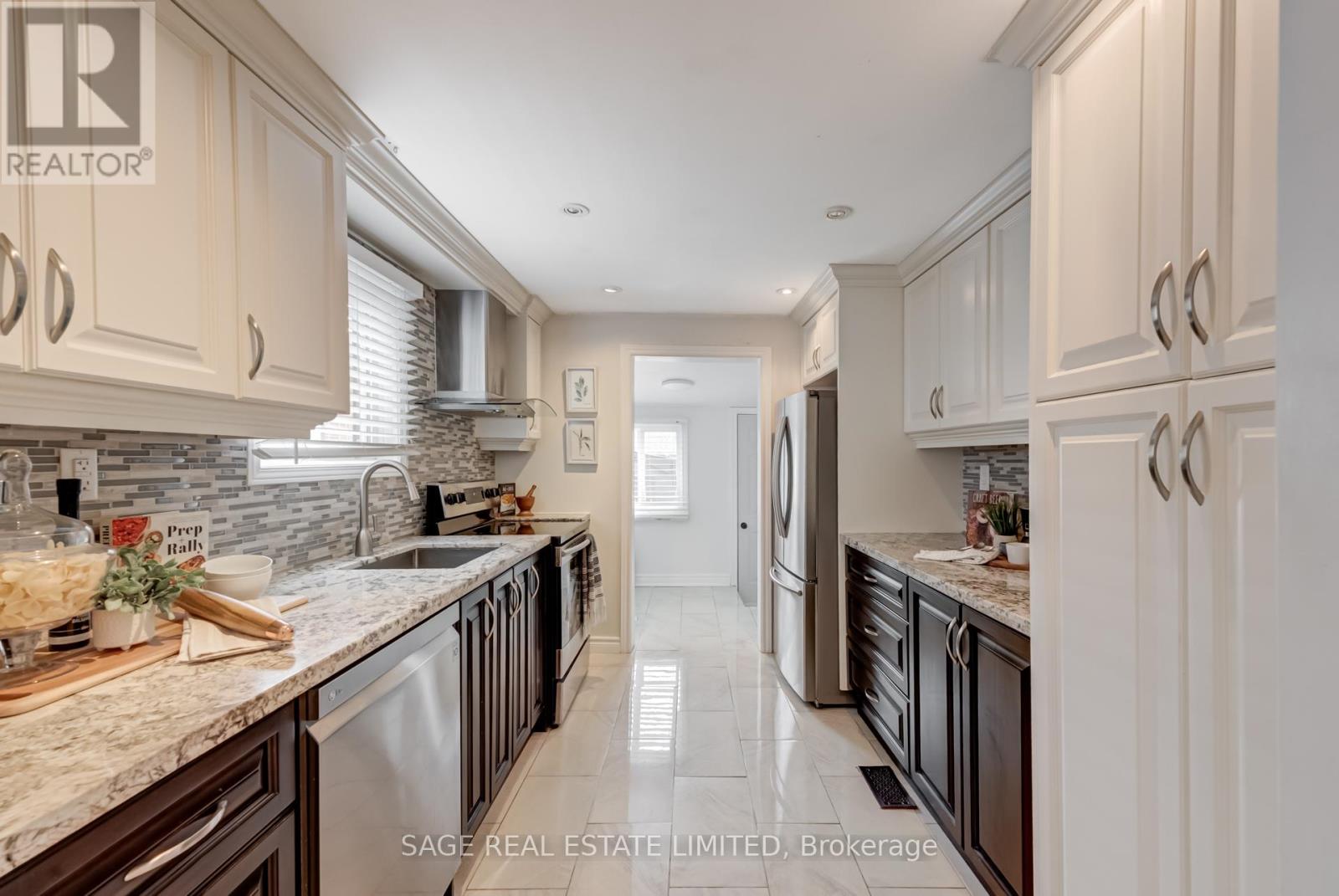 17 Hugo Avenue, Toronto, Ontario  M6P 3T3 - Photo 9 - W12190914