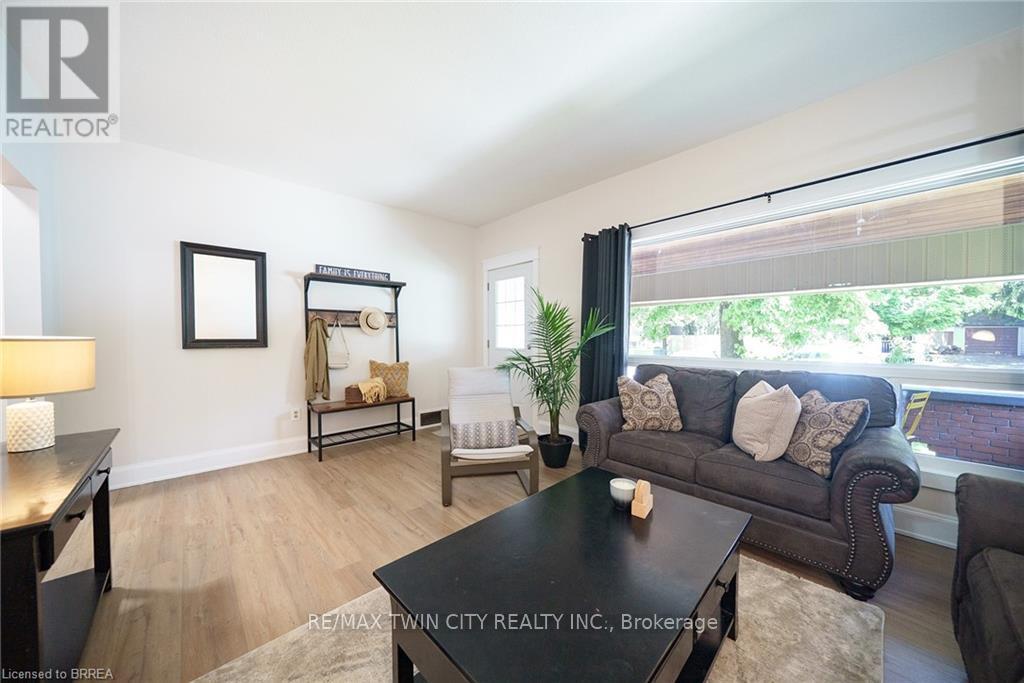 141 Elgin Street, Brantford, Ontario  N3S 5A4 - Photo 5 - X12190933
