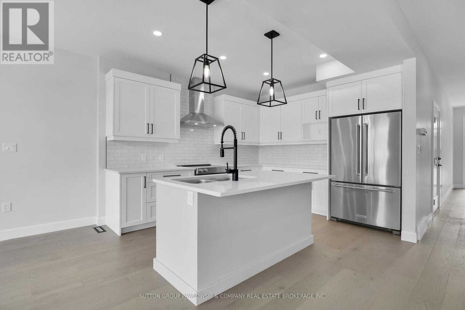 422 Old Wonderland Road, London South (South N), Ontario  N6K 3R2 - Photo 10 - X12190943
