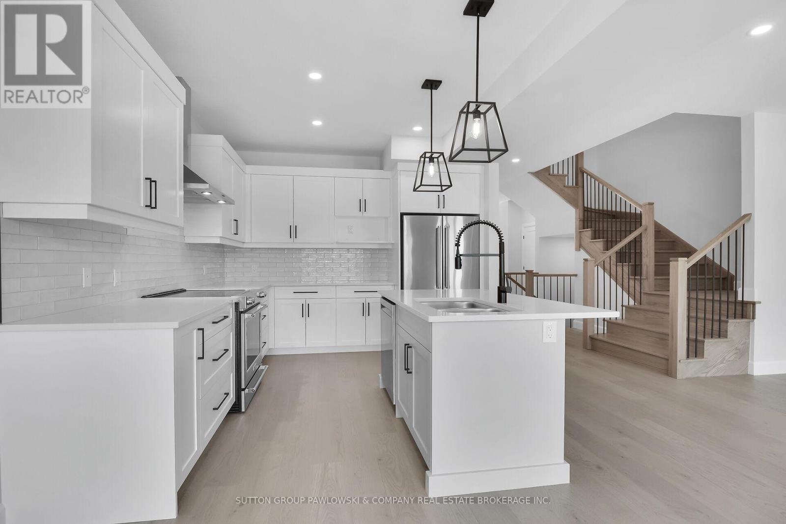 422 Old Wonderland Road, London South (South N), Ontario  N6K 3R2 - Photo 12 - X12190943