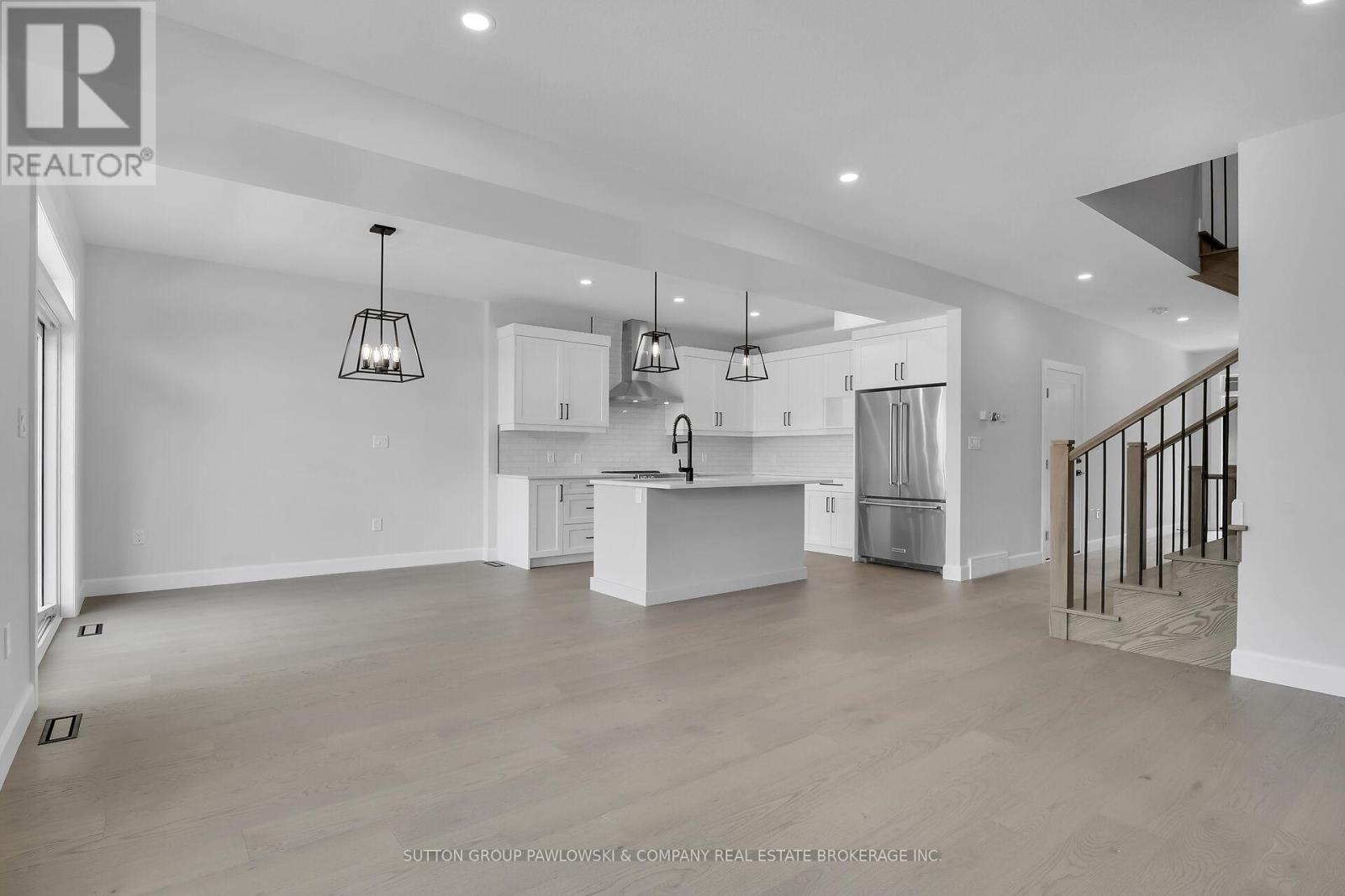 422 Old Wonderland Road, London South (South N), Ontario  N6K 3R2 - Photo 8 - X12190943