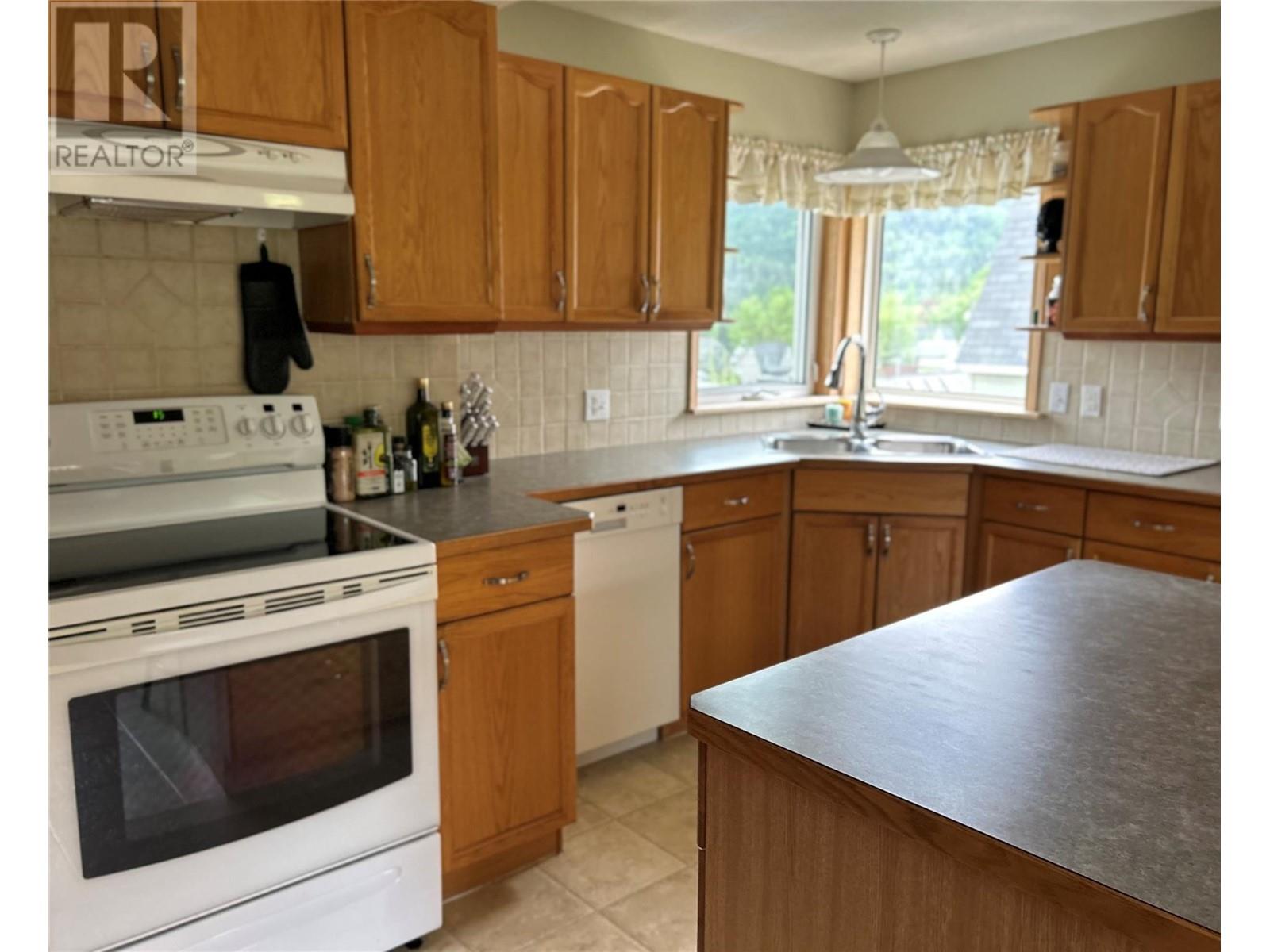 715 Shakespeare Street, Warfield, BC V1R2B3